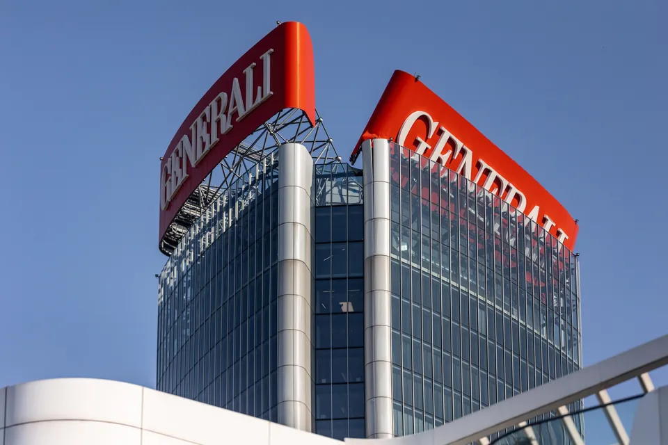 Spanduk Generali Raksasa di Atas Gedung Pencakar Langit Milan Milik Perusahaan Asuransi Runtuh